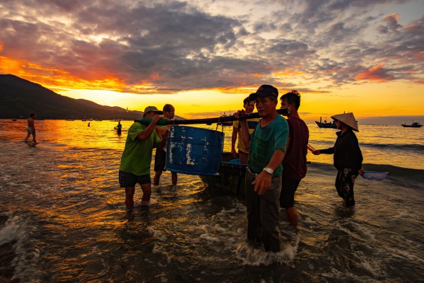 Biển Đà Nẵng đẹp ngất ngây vào khoảnh khắc bình minh, hút hồn du khách