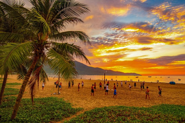 Biển Đà Nẵng đẹp ngất ngây vào khoảnh khắc bình minh, hút hồn du khách