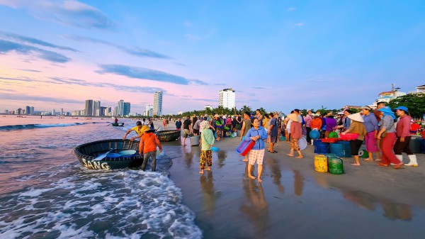 Biển Đà Nẵng đẹp ngất ngây vào khoảnh khắc bình minh, hút hồn du khách