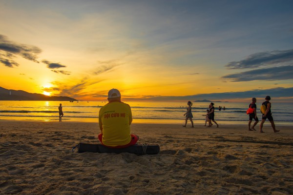 Biển Đà Nẵng đẹp ngất ngây vào khoảnh khắc bình minh, hút hồn du khách