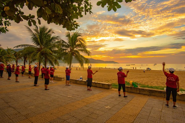 Biển Đà Nẵng đẹp ngất ngây vào khoảnh khắc bình minh, hút hồn du khách