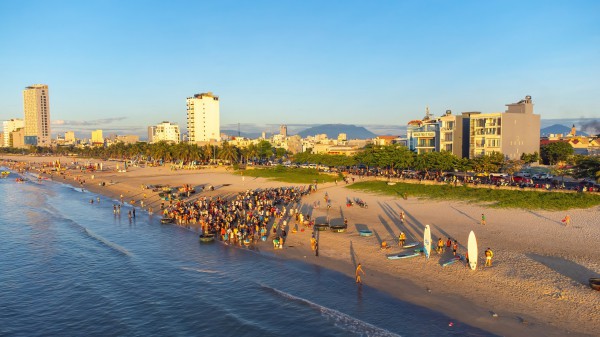Biển Đà Nẵng đẹp ngất ngây vào khoảnh khắc bình minh, hút hồn du khách