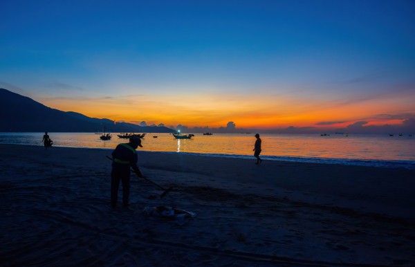 Biển Đà Nẵng đẹp ngất ngây vào khoảnh khắc bình minh, hút hồn du khách