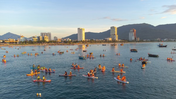 Biển Đà Nẵng đẹp ngất ngây vào khoảnh khắc bình minh, hút hồn du khách