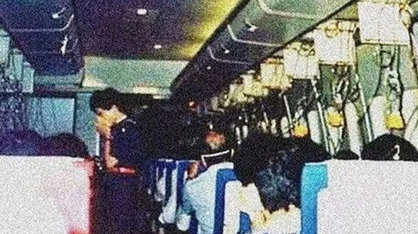 Bức ảnh ám ảnh trong vụ tai nạn máy bay 'tồi tệ nhất mọi thời đại' Bức ảnh ám ảnh trong vụ tai nạn máy bay 'tồi tệ nhất mọi thời đại'