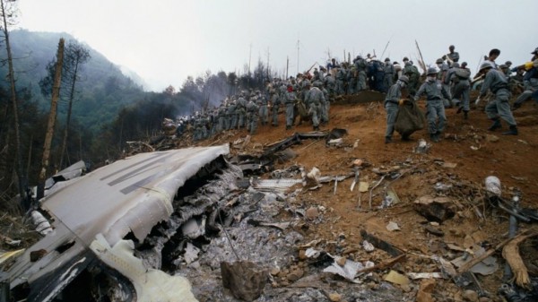 Bức ảnh ám ảnh trong vụ tai nạn máy bay 'tồi tệ nhất mọi thời đại' Bức ảnh ám ảnh trong vụ tai nạn máy bay 'tồi tệ nhất mọi thời đại'