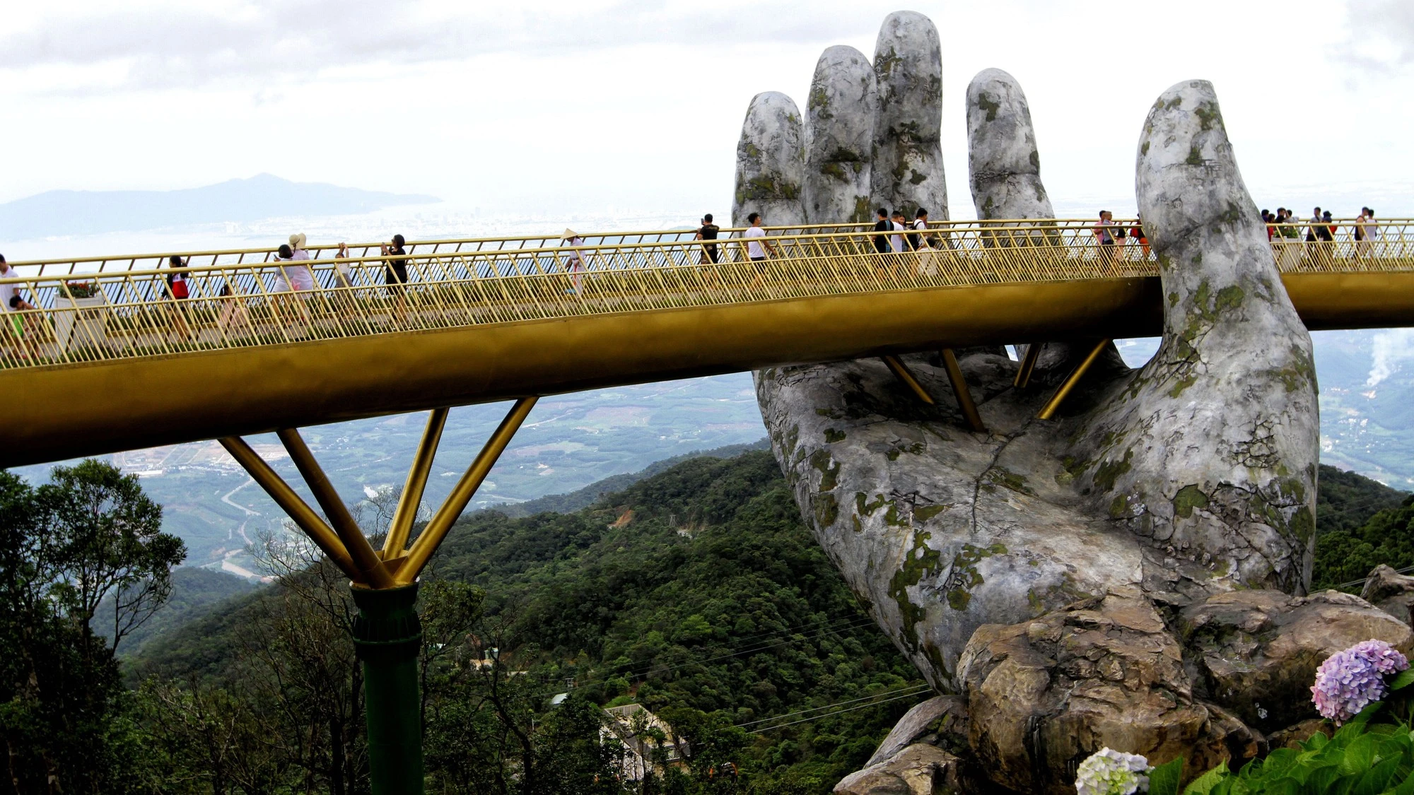 CNN ca ngợi cây cầu mới ở Việt Nam dành để hôn chứ không phải để đi