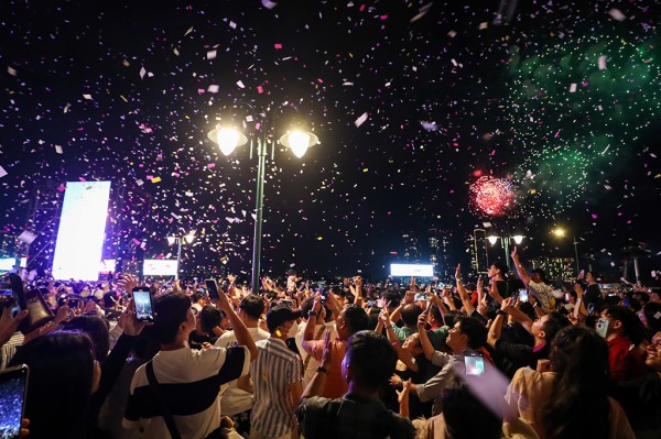 Cả nước tưng bừng đón kỷ nguyên mới