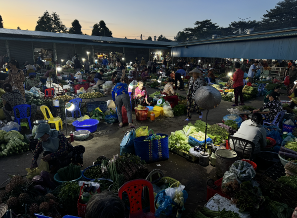 Cầm 100.000 đồng đi chợ chồm hổm lúc 3 giờ sáng mua được gì?