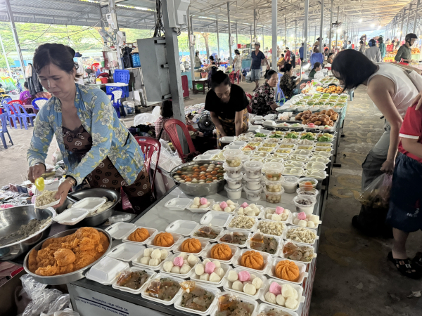 Cầm 100.000 đồng đi chợ chồm hổm lúc 3 giờ sáng mua được gì?