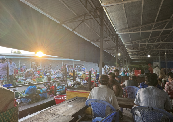 Cầm 100.000 đồng đi chợ chồm hổm lúc 3 giờ sáng mua được gì?