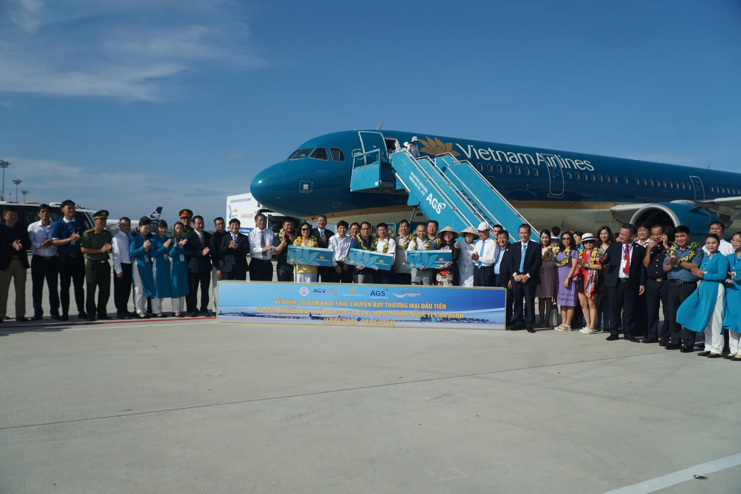 Cảng hàng không quốc tế Cam Ranh đón chuyến bay thứ 300.000