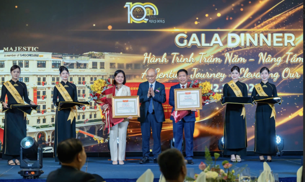 Cặp song long khổng lồ tại khách sạn 1 thế kỷ ở TP.HCM Cặp song long khổng lồ tại khách sạn 1 thế kỷ ở TP.HCM