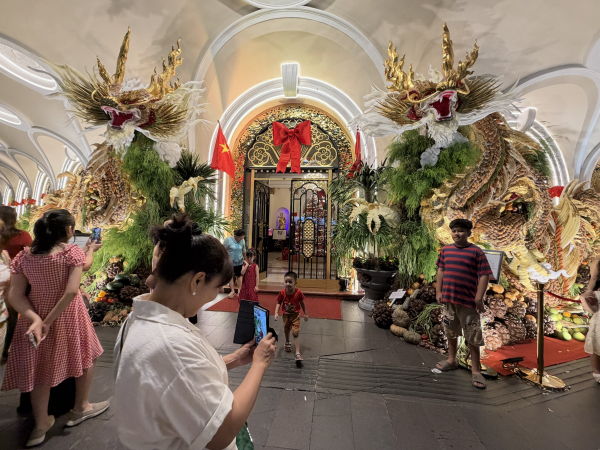 Cặp song long khổng lồ tại khách sạn 1 thế kỷ ở TP.HCM Cặp song long khổng lồ tại khách sạn 1 thế kỷ ở TP.HCM