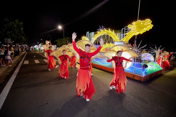 Carnival đường phố quy tụ nhiều người đẹp nước ngoài, nghệ sĩ ở thành phố đáng sống