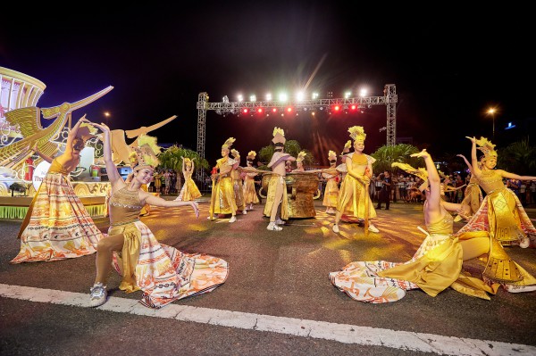 Carnival đường phố quy tụ nhiều người đẹp nước ngoài, nghệ sĩ ở thành phố đáng sống