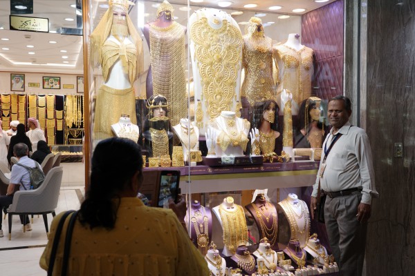 Chợ vàng Dubai tấp nập khách du lịch