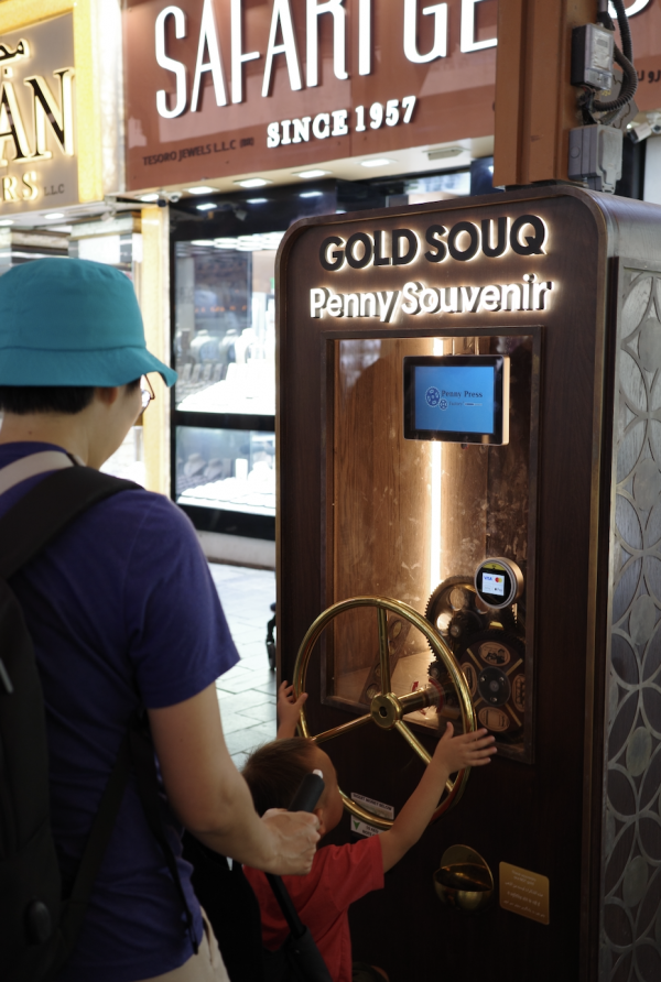 Chợ vàng Dubai tấp nập khách du lịch