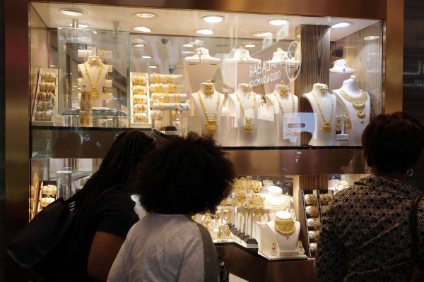 Chợ vàng Dubai tấp nập khách du lịch