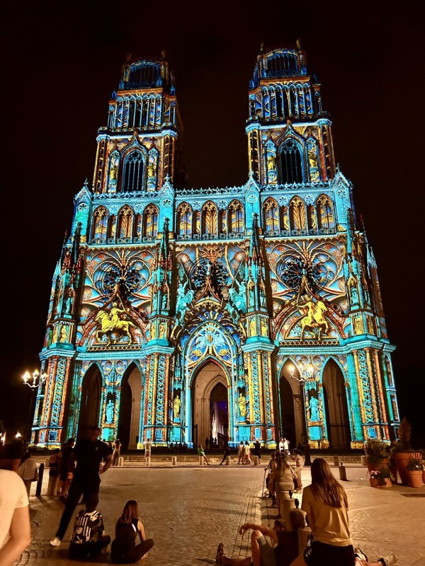 Choáng ngợp với bữa tiệc ánh sáng ở nhà thờ Pháp