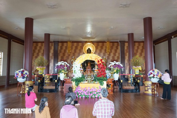 Chùa Mẹ Nam Hải nằm ngay ngã ba sông, được bao bọc bởi cây trái miệt vườn Chùa Mẹ Nam Hải nằm ngay ngã ba sông, được bao bọc bởi cây trái miệt vườn