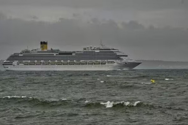 Chuyện gì xảy ra với du thuyền khi đi giữa cơn bão?