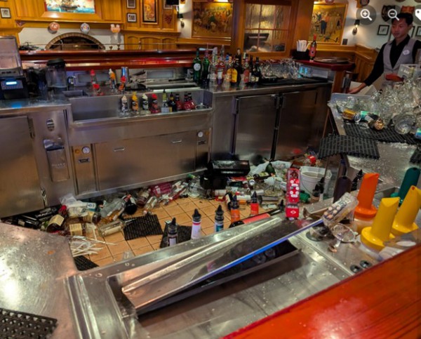 Chuyện gì xảy ra với du thuyền khi đi giữa cơn bão?