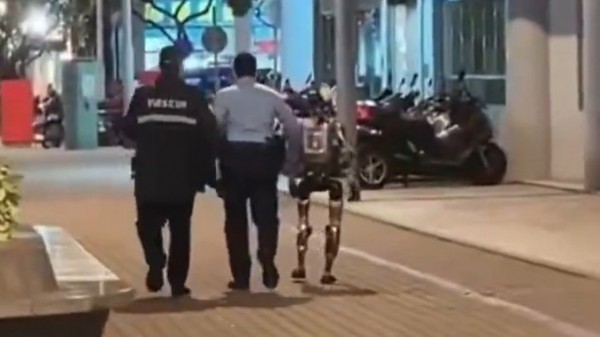 Chuyện lạ: Cảnh sát bắt giữ robot hình người ngay trên đường phố Chuyện lạ: Cảnh sát bắt giữ robot hình người ngay trên đường phố