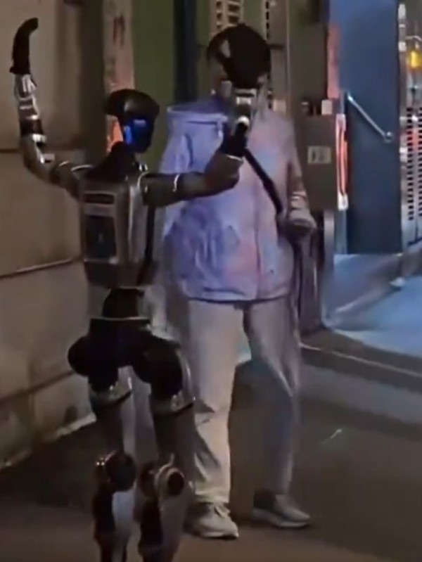 Chuyện lạ: Cảnh sát bắt giữ robot hình người ngay trên đường phố Chuyện lạ: Cảnh sát bắt giữ robot hình người ngay trên đường phố