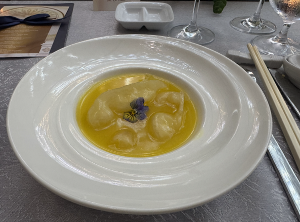 Có gì trong thực đơn tiệc kỷ niệm 10 năm khách sạn đắt đỏ nhất TP.HCM?