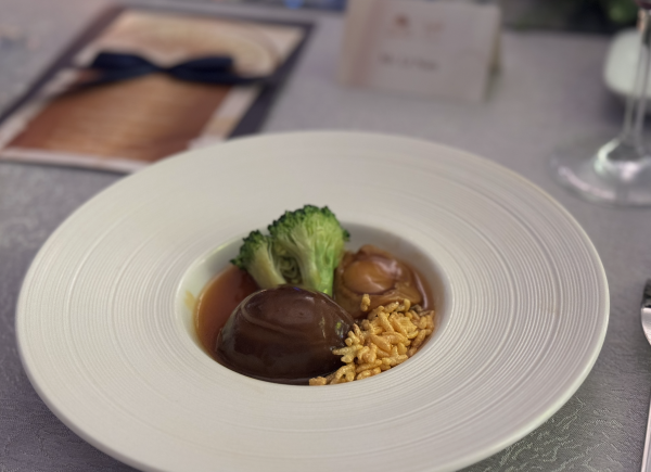 Có gì trong thực đơn tiệc kỷ niệm 10 năm khách sạn đắt đỏ nhất TP.HCM?