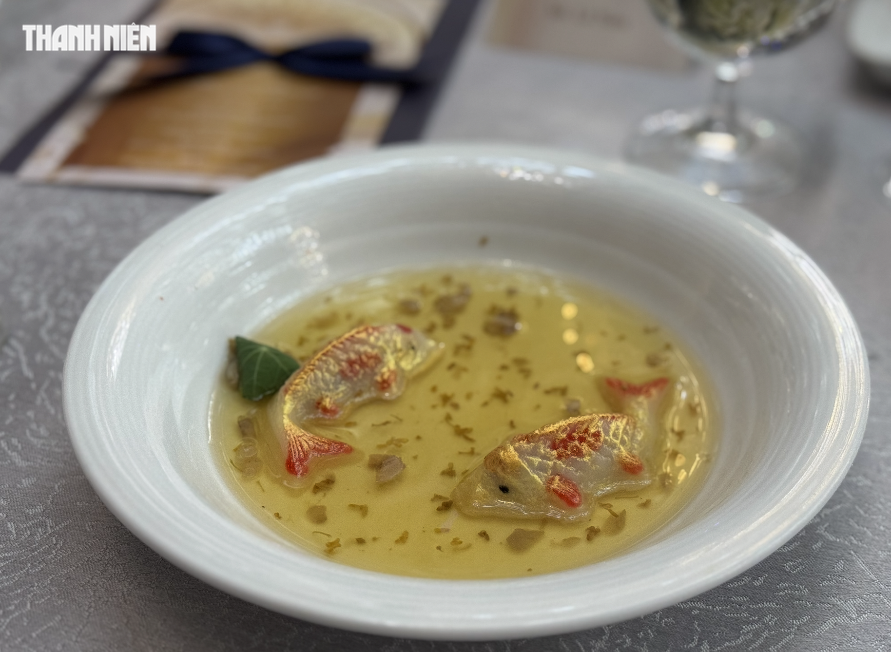 Có gì trong thực đơn tiệc kỷ niệm 10 năm khách sạn đắt đỏ nhất TP.HCM?