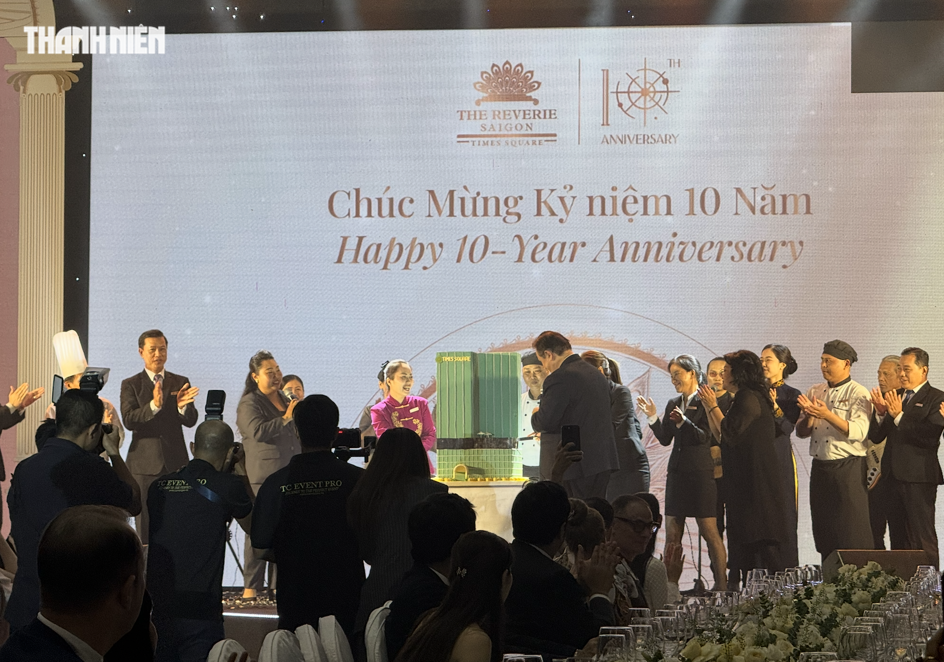 Có gì trong thực đơn tiệc kỷ niệm 10 năm khách sạn đắt đỏ nhất TP.HCM?