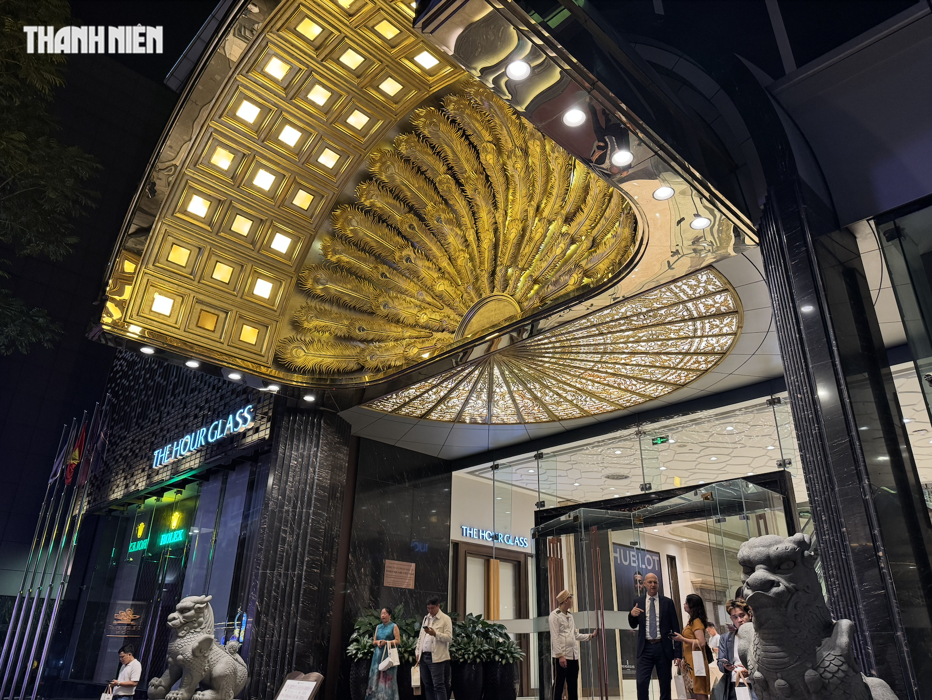 Có gì trong thực đơn tiệc kỷ niệm 10 năm khách sạn đắt đỏ nhất TP.HCM?