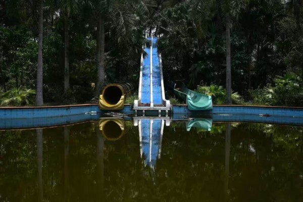 Công viên nước bỏ hoang ở Việt Nam xuất hiện đầy ma mị trên báo Anh