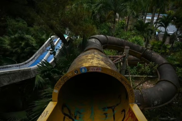 Công viên nước bỏ hoang ở Việt Nam xuất hiện đầy ma mị trên báo Anh