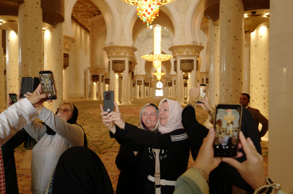 Du khách Việt ngỡ ngàng bước vào 'thế giới siêu thực' ở Abu Dhabi Du khách Việt ngỡ ngàng bước vào 'thế giới siêu thực' ở Abu Dhabi