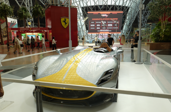 Du khách Việt ngỡ ngàng bước vào 'thế giới siêu thực' ở Abu Dhabi Du khách Việt ngỡ ngàng bước vào 'thế giới siêu thực' ở Abu Dhabi