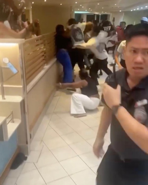 Du khách đánh nhau hỗn loạn trên siêu du thuyền Du khách đánh nhau hỗn loạn trên siêu du thuyền