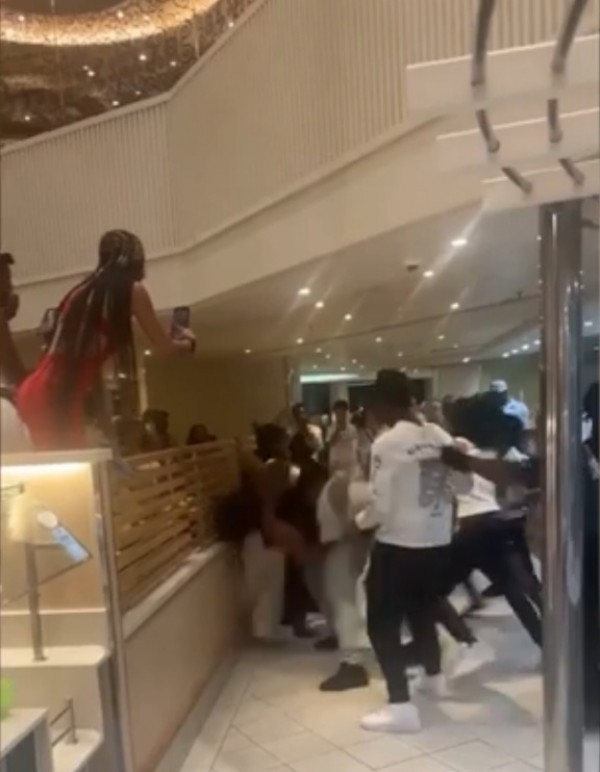 Du khách đánh nhau hỗn loạn trên siêu du thuyền Du khách đánh nhau hỗn loạn trên siêu du thuyền