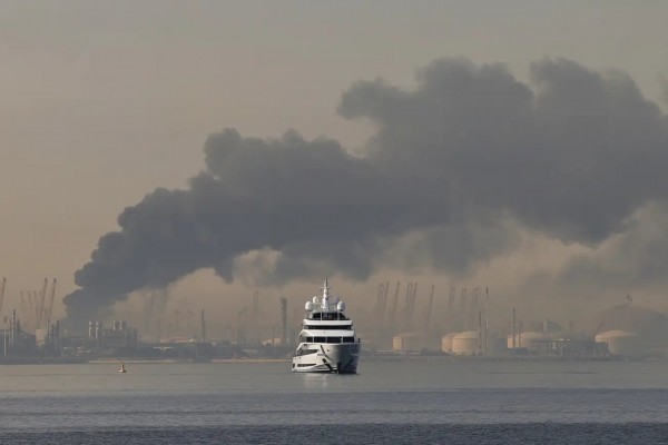 Du khách kể chuyện 'không thể nào quên' khi mắc kẹt ở Dubai vì bom đạn Du khách kể chuyện 'không thể nào quên' khi mắc kẹt ở Dubai vì bom đạn