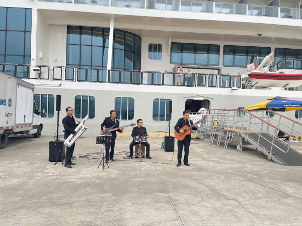 Du khách tàu biển đến vịnh Hạ Long được chào đón bằng âm nhạc Du khách tàu biển đến vịnh Hạ Long được chào đón bằng âm nhạc