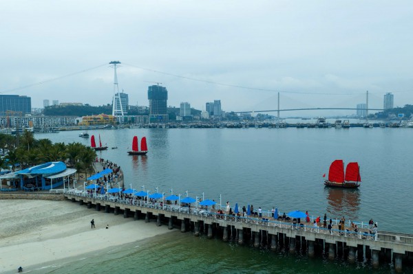 Du khách tàu biển đến vịnh Hạ Long được chào đón bằng âm nhạc Du khách tàu biển đến vịnh Hạ Long được chào đón bằng âm nhạc