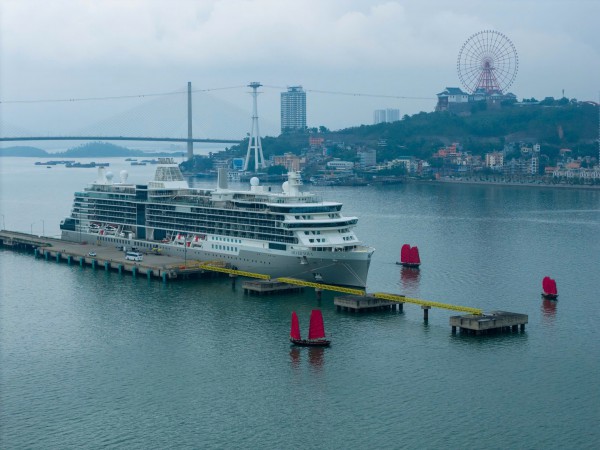 Du khách tàu biển đến vịnh Hạ Long được chào đón bằng âm nhạc Du khách tàu biển đến vịnh Hạ Long được chào đón bằng âm nhạc