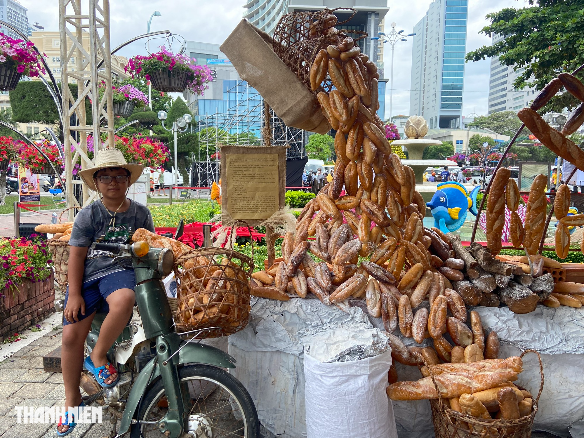 Du khách thích thú check-in bên tháp bánh mì đặc ruột Nha Trang