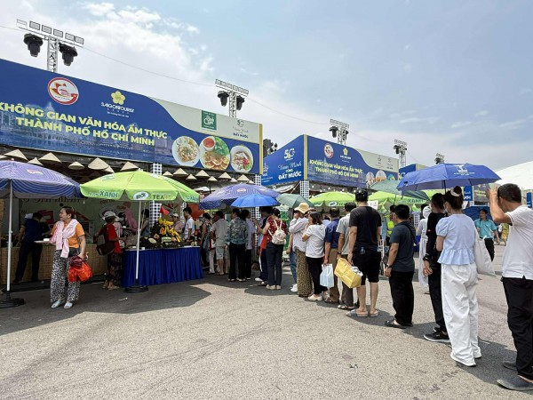 Du khách xếp hàng chờ thưởng thức món ngon Sài Gòn tại triển lãm A80 Du khách xếp hàng chờ thưởng thức món ngon Sài Gòn tại triển lãm A80
