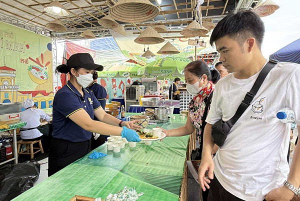 Du khách xếp hàng chờ thưởng thức món ngon Sài Gòn tại triển lãm A80 Du khách xếp hàng chờ thưởng thức món ngon Sài Gòn tại triển lãm A80