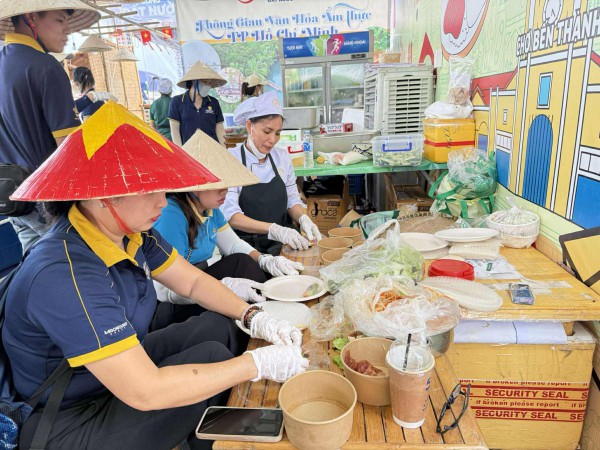 Du khách xếp hàng chờ thưởng thức món ngon Sài Gòn tại triển lãm A80 Du khách xếp hàng chờ thưởng thức món ngon Sài Gòn tại triển lãm A80