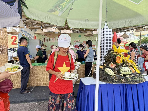 Du khách xếp hàng chờ thưởng thức món ngon Sài Gòn tại triển lãm A80 Du khách xếp hàng chờ thưởng thức món ngon Sài Gòn tại triển lãm A80