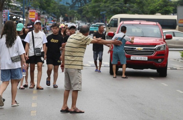 Du lịch Quảng Ninh mất điểm vì cò mồi hưởng ‘hoa hồng’ tiền triệu Du lịch Quảng Ninh mất điểm vì cò mồi hưởng ‘hoa hồng’ tiền triệu